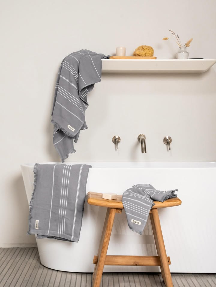 how to Choose the Right Color Bathroom Towels and Accessories (So Your Space Feels Calm and Cohesive)